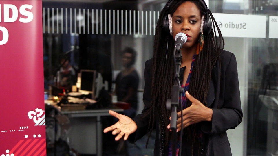 Bildrechte: WDR/Rühl Akua Naru live im Funkhaus Europa Studio