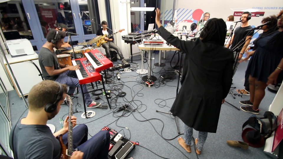 Bildrechte: WDR/Rühl Akua Naru live im Funkhaus Europa Studio