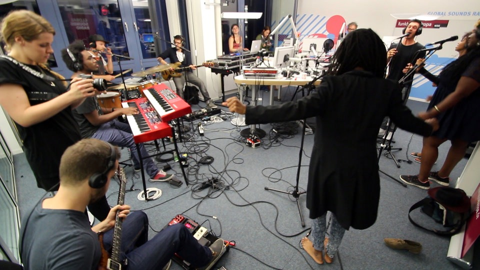 Bildrechte: WDR/Rühl Akua Naru live im Funkhaus Europa Studio