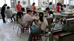 Junge erfinder in einer Werkstatt in Taipeh