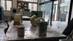 Junge erfinder in einer Werkstatt in Taipeh