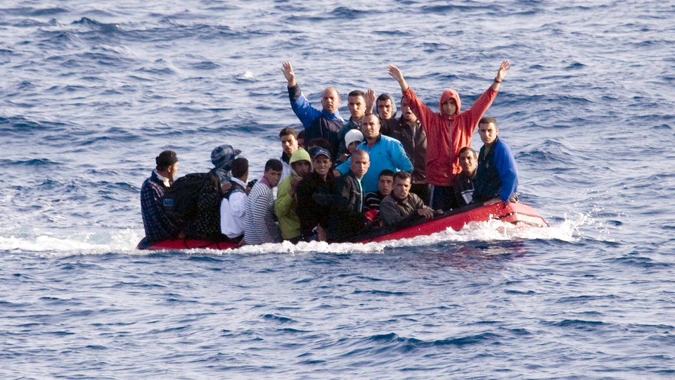 Flüchtlinge auf einem kleinen Boot.