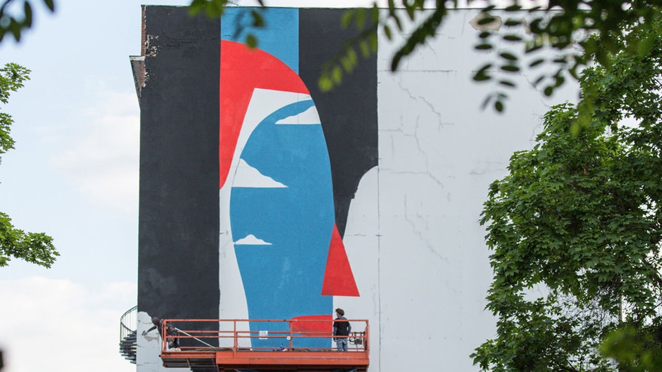 Künstler Agostino Iacurci arbeitet am Kreuzberg-Murale