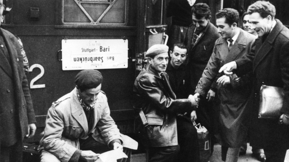 Italienische Gastarbeiter am Hauptbahnhof Stuttgart