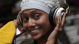 Frau mit Marley Headphones