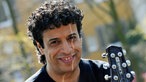Hamid Baroudi hält seine Gitarre