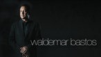 Waldemar Bastos sinniert in die Dunkelheit