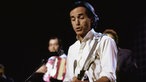 Ry Cooder spielt Gitarre
