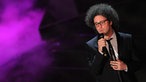 Simone Cristicchi singend auf der Bühne