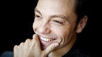 Tiziano Ferro lächelt charmant an der Kamera vorbei