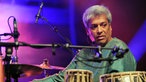 Trilok Gurtu am Schlagzeug