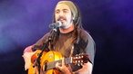 Huecco singt
