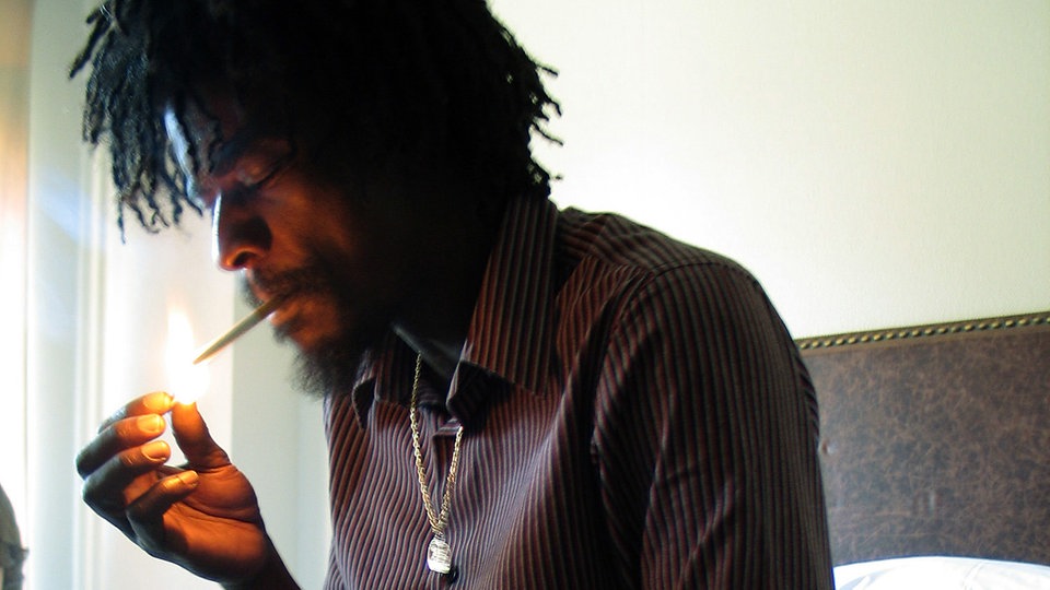 Seu Jorge zündet sich eine Zigarette an