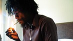 Seu Jorge zündet sich eine Zigarette an