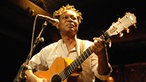 Lokua Kanza spielt Gitarre