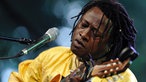 Habib Koite spielt Gitarre