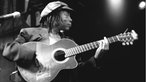 Milto Nascimento spielt Gitarre