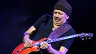 Carlos Santana spielt Gitarre