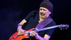 Carlos Santana spielt Gitarre