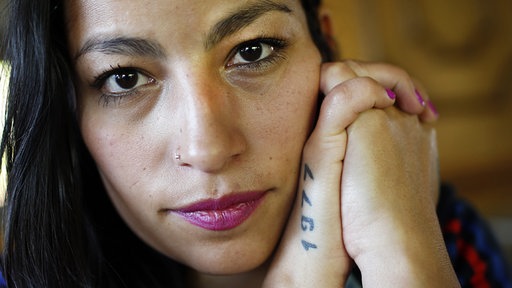 Musikerin Ana Tijoux während eines Interviews