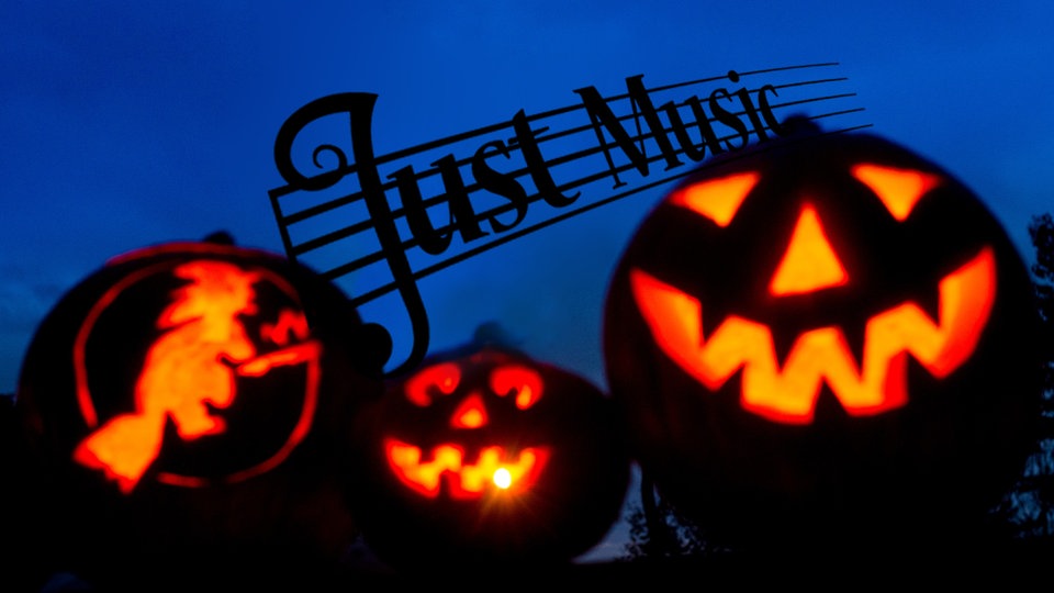 Halloween-Kürbisse mit Just Music-Logo