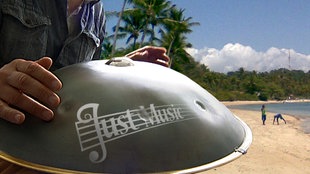 Steel Drum mit Just Music-Logo am Strand