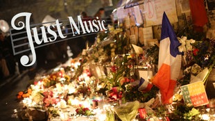 Kerzen und Blumen in Paris mit Just Music Logo