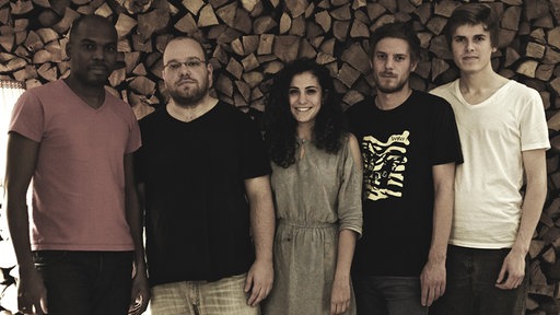 Gruppenfoto mit Denis Cuní Orsi Kovacs, Timo Licht, Evin Kücükali, Jan Schimmelpfennig und Robin Heimann von Village Of The Sun