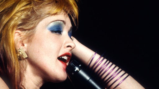 Cindy Lauper bei einem Auftritt 1987