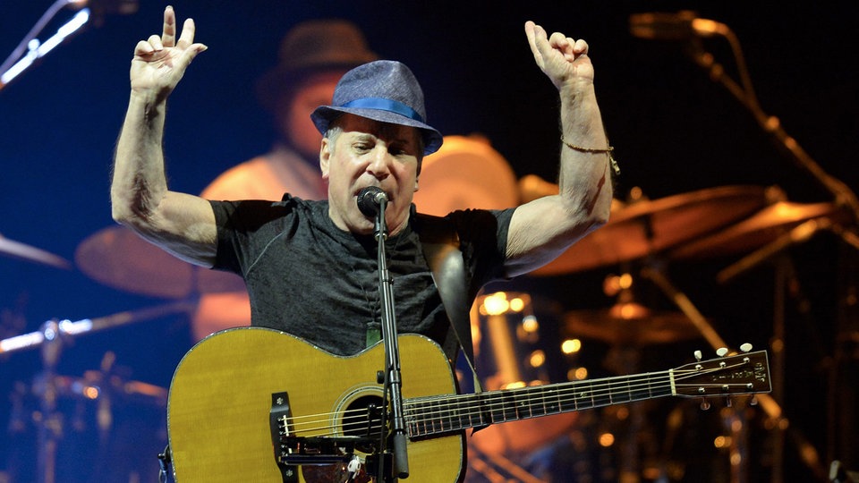 Paul Simon auf der Bühne.