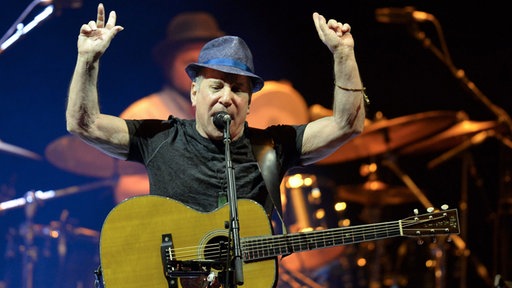 Paul Simon auf der Bühne.