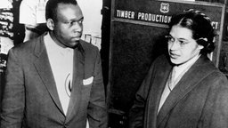 Rosa Parks und ihr Anwalt Charles D. Langford während der Gerichtsverhandlung
