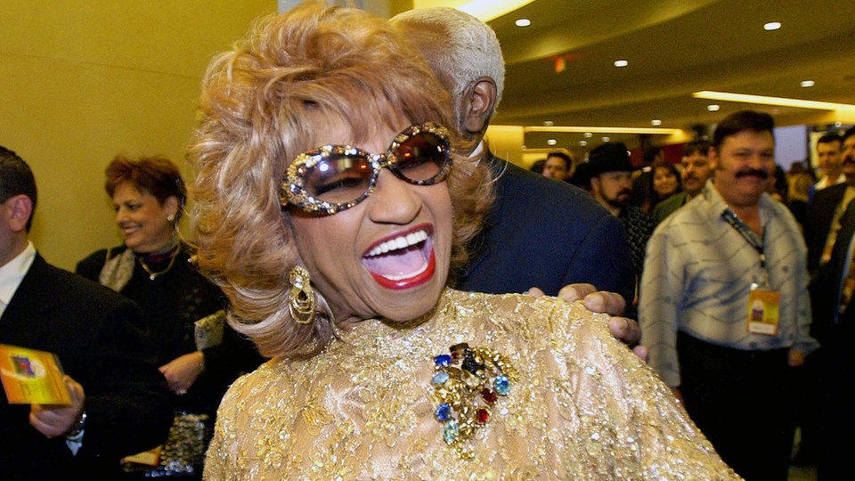 Celia Cruz lacht freudig