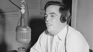 Alan Lomax  bei einer Radioshow (1940)