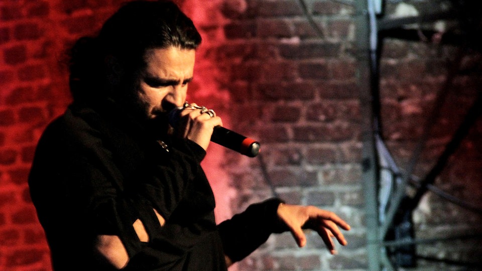 Rapper Shahin Najafi bei einem Auftritt in Düsseldorf