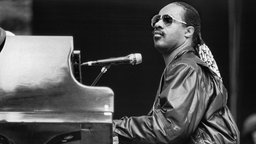 Stevie Wonder bei einem Konzert 1984