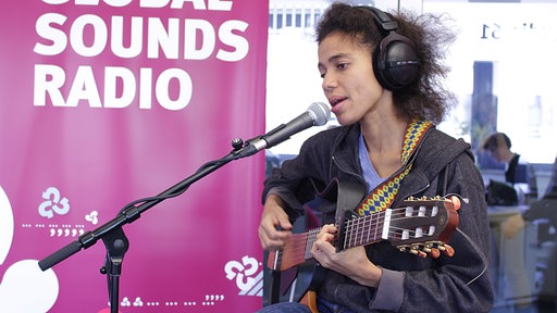 Nneka im Studio von Funkhaus Europa