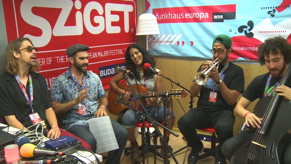 Rupa & The April Fishes bei einer unplugged Session im mobilen Funkhaus Europa Sendestudio beim Sziget 2014