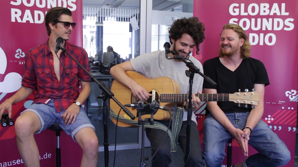Matteo Capreoli mit zwei Mitgliedern seiner Band im Funkhaus Europa Studio
