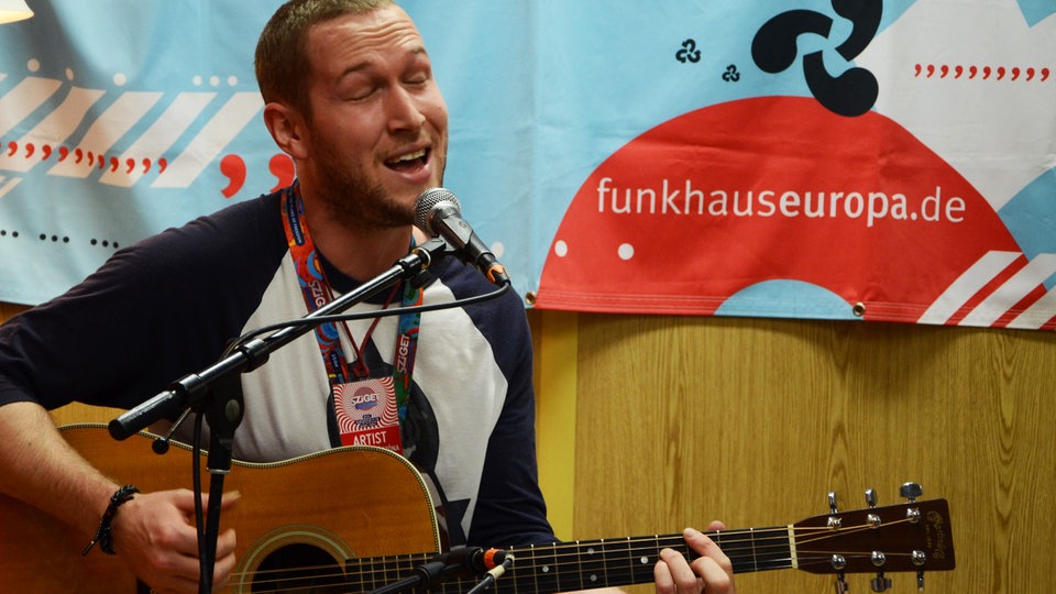 Sziget 2014 - Thomas Oliver bei einer unplugged Session im mobilen Funkaus Europa Sendestudio