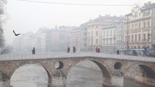 Most na Miljacki i Sarajevo u magli