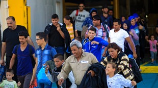 Flüchtlinge steigen aus Fähre Piräus
