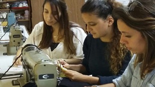 Junge Frauen beim Nähen von Marsipos