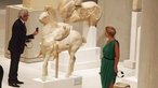 Zwei Leute vor Skulptur