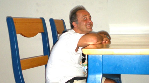 Yiannis Valtis auf einem großen Stuhl