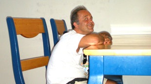 Yiannis Valtis auf einem großen Stuhl
