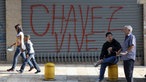 "Chavez vive" steht auf einem Grafitti in Caracas