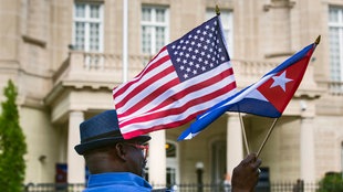 cubano con las banderas de cuba y estados unidos