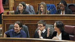 Los diputados de Podemos hacen posesión de sus escaños.