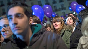 Un grupo de ciudadanos espera el resultado de las elecciones